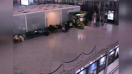 Havalimanındaki hırsızlık güvenlik kamerasında