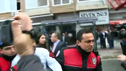 Üç kardeş babalarının iş yerini yaktı, satırla pencereye çıktı
