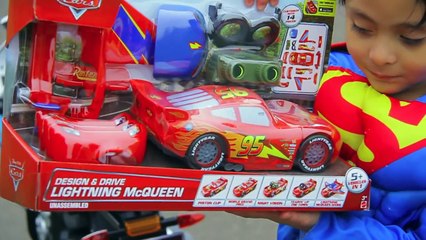 SUPERMAN vs SPIDERMAN POWER WHEELS RACE GIANT SURPRISE TOYS KIDS opening PLAYTIME AT THE P