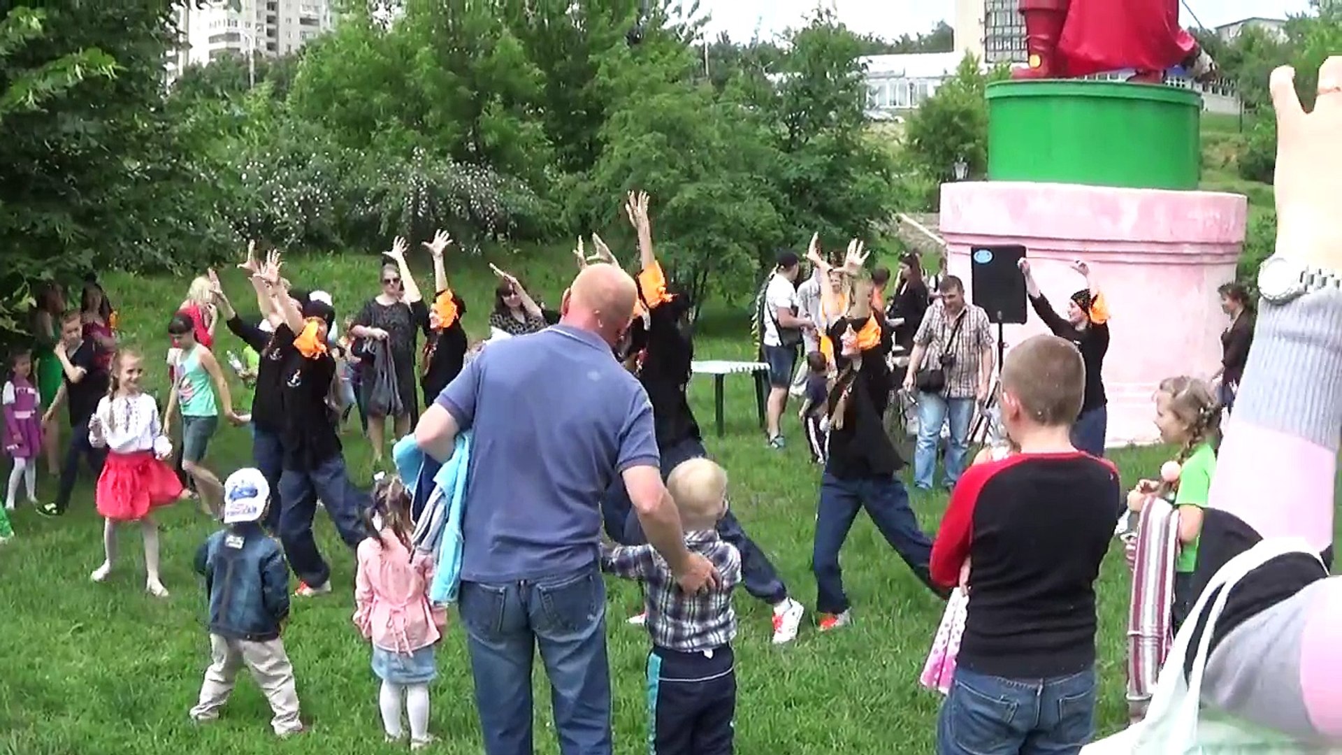 Детский танцевальный флэшмоб Про следы - День защиты детей-2015 (Сумы)