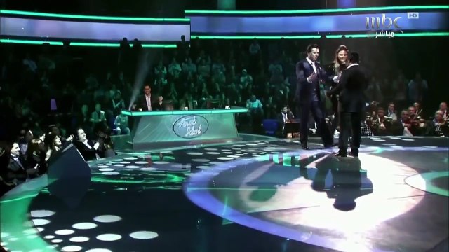 У парня погибла девушка,и он поет для нее