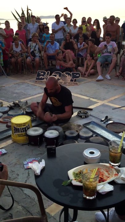 Ce batteur de rue est le meilleur batteur de techno du monde
