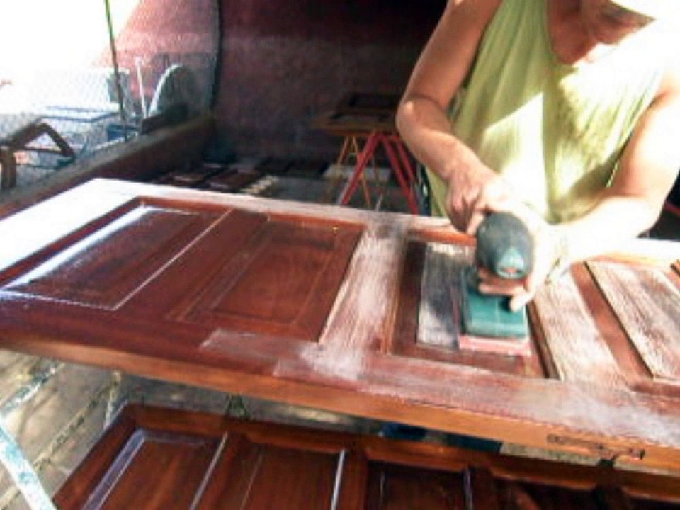 como barnizar puertas
