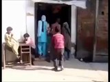 Bangladeshi funny video song 2016 গোপন কেমেরায় ভিডিও করা। এক জোরা যুবতি মেয়ের সামনে একটানে পেন্ট খুলে গেলো।