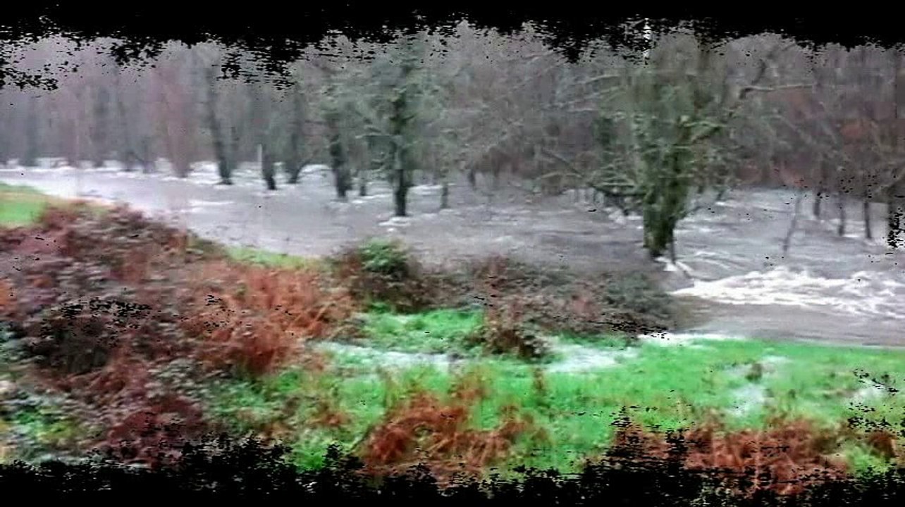 (A Cañiza) Vajando la Lluvia enfadada por el Río Deva.