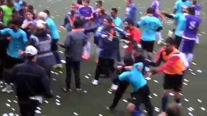 Bal Lig'inde saha ve şeref tribünü karıştı, hakem hastaneye kaldırıldı