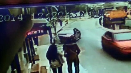 Otomobilin altında kalmaktan son anda kurtuldular