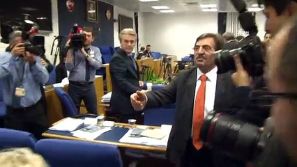 Bütçe görüşmelerinde ‘kaçak saray’ pankartı gerginliği