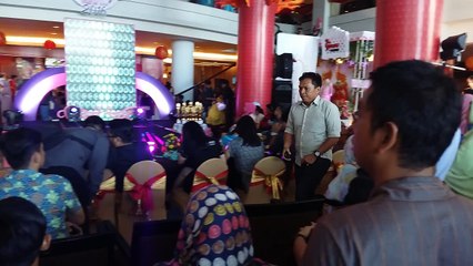 Tengok Genitnya Model Cilik Peragakan Busana Pengantin