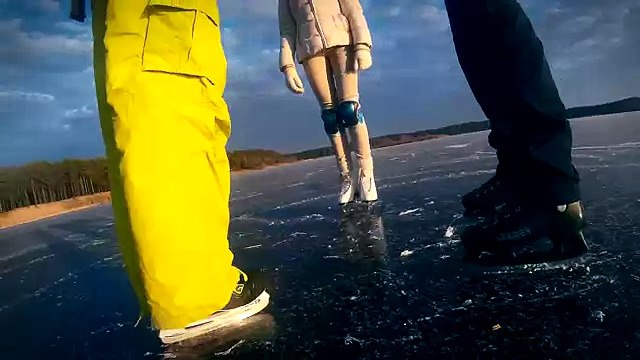 Катание на коньках по замёрзшему озеру