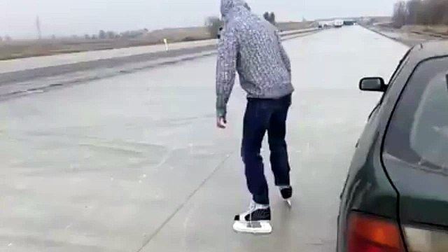 Катание на коньках по трассе Алматы - Капшагай снял очевидец