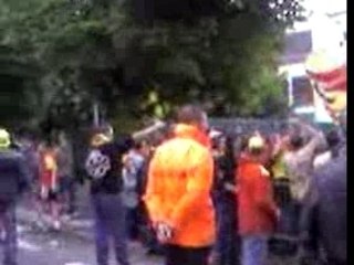 Lensois devant le stade de l'aube 2h avant le match