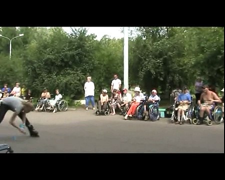 Катание на роликовых коньках. Очень красиво