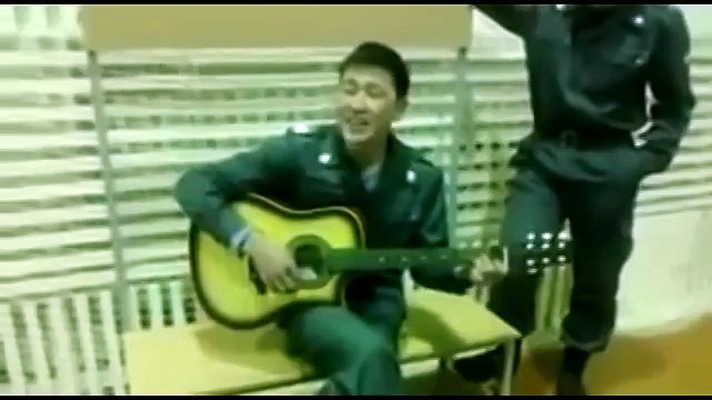 Сотрудник полиции поёт под гитару песню из ИНДИЙСКОГО КИНО