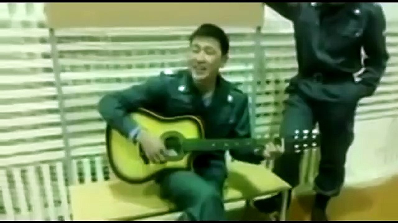 Сотрудник полиции поёт под гитару песню из ИНДИЙСКОГО КИНО