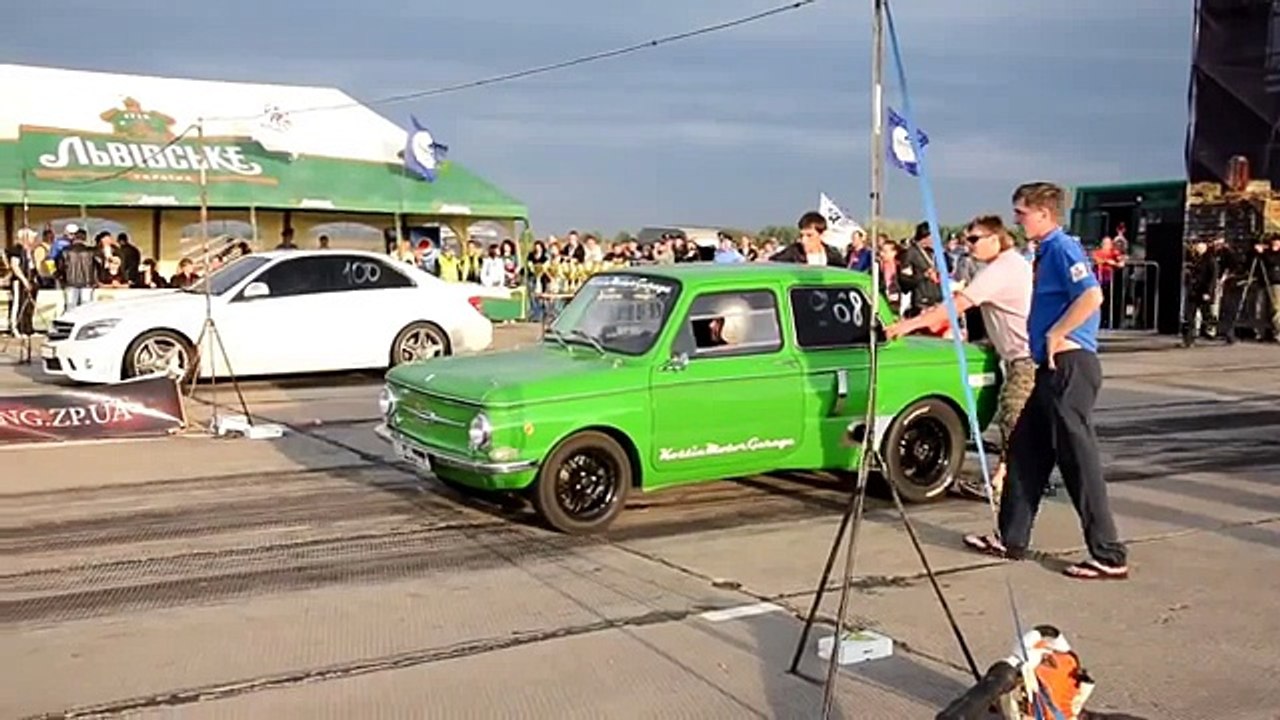 Уличные гонки мерса против запорожца