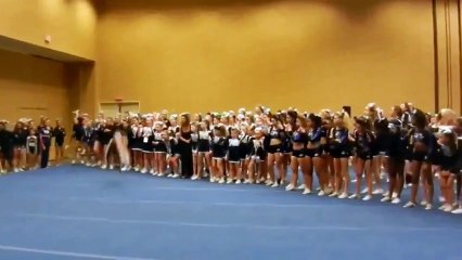 Юная чирлидерша пару раз нарушила законы физики в спортзале