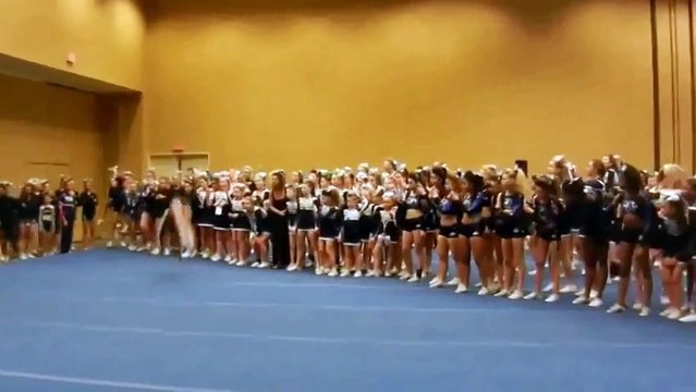 Юная чирлидерша пару раз нарушила законы физики в спортзале