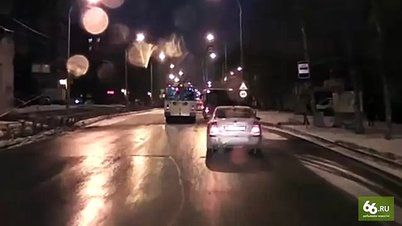 Уличные гонки в Екатеринбурге. Троллейбус против автобуса