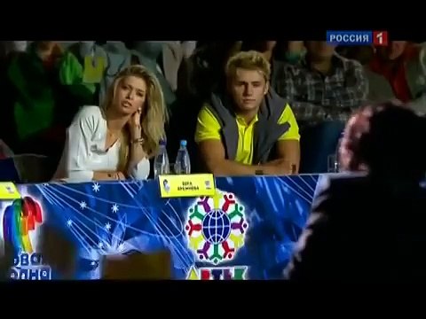 От её голоса и исполнения мурашки по телу.Она - чудо