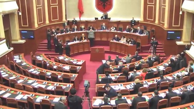 Report TV - Dosja në gjyq, një tjetër deputet i PS rrezikon mandatin, i dënuar në 2012