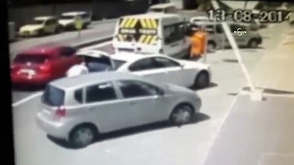 Kapkaç anı güvenlik kamerasında