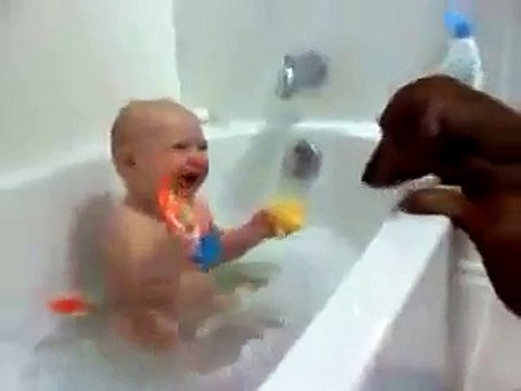 Мылыш принимает ванну и играет с собакой - ну очень заразительный смех