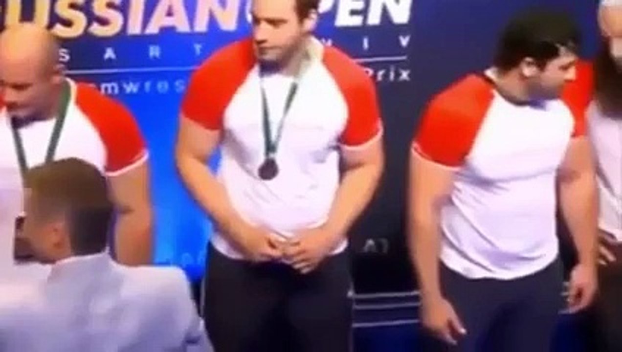 Müslüman Bilek Güreşcisi Bikinili Kızı Görünce..