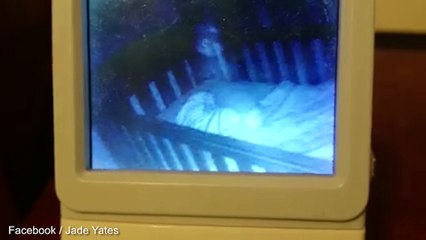 Une maman installe une caméra dans la chambre de son bébé