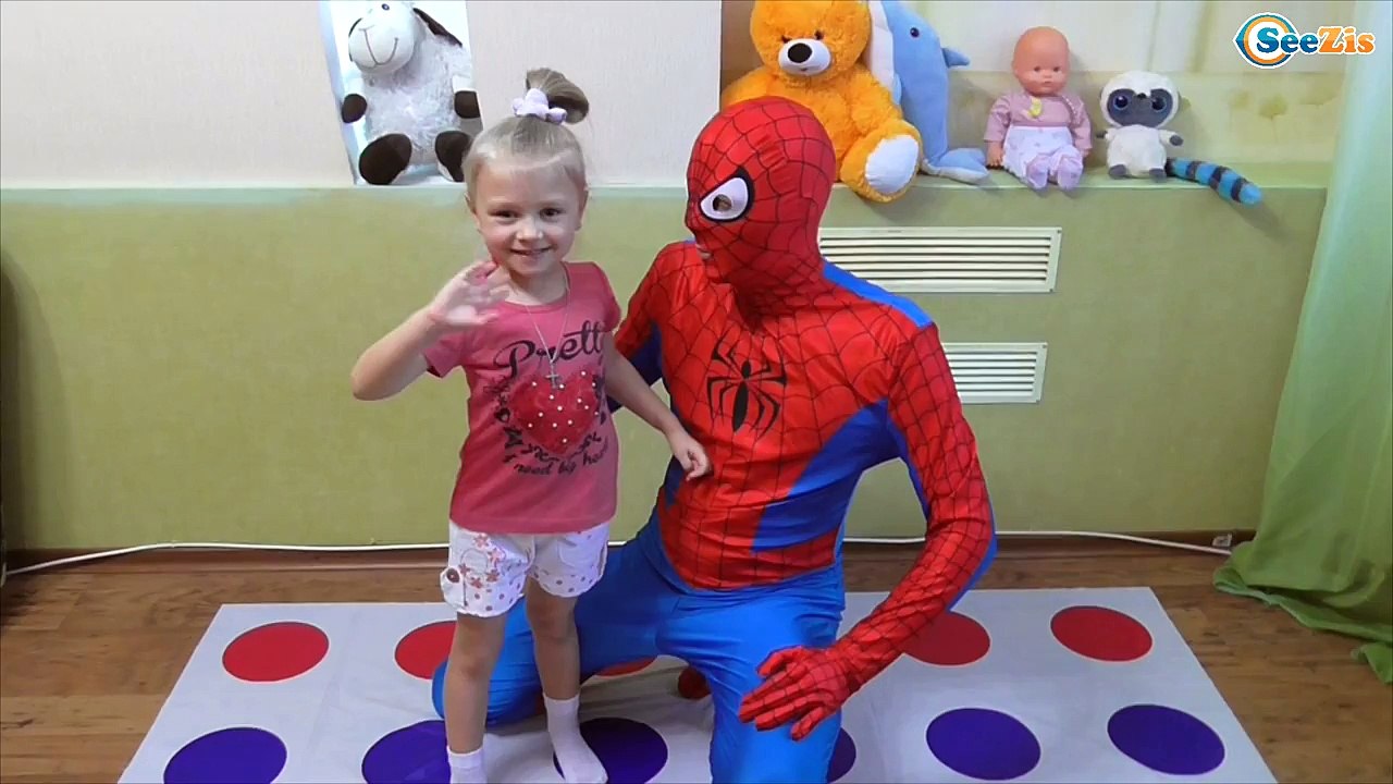 ✔ Spiderman. Ярослава играет с Человеком Пауком...