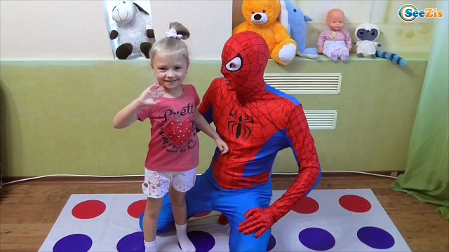 ✔ Spiderman. Ярослава играет с Человеком Пауком в Твистер. Видео для детей ✔
