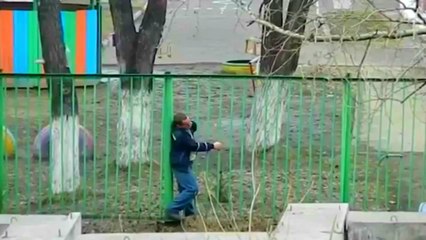 Demir Parmaklıklardan Geçmeye Çalışan Sarhoş Adam