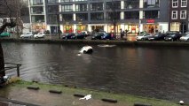 Une mère et son bébé sauvés de la noyade par 4 passants à Amsterdam