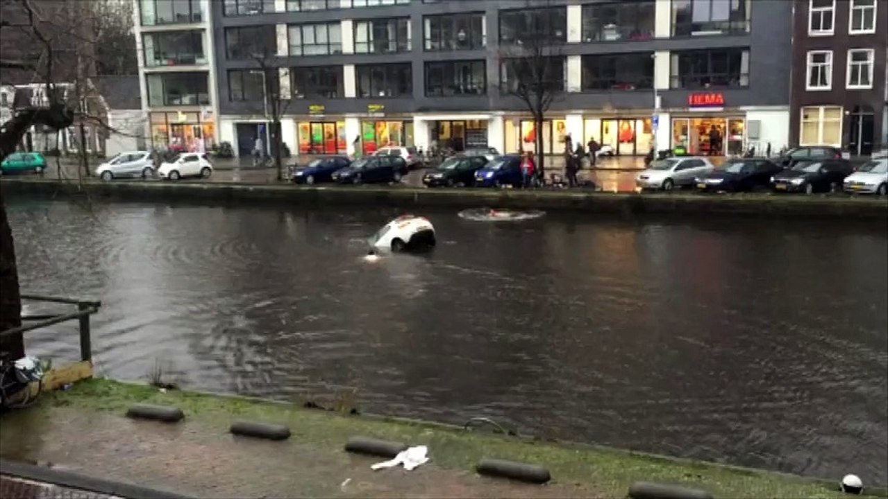 Une mère et son bébé sauvés de la noyade par 4 passants à Amsterdam