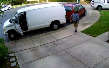 Geri Geri Giderken Park Halindeki Araca Vurdu