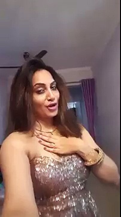 Dirty Girl purposed Shahid Afridi...... lolz