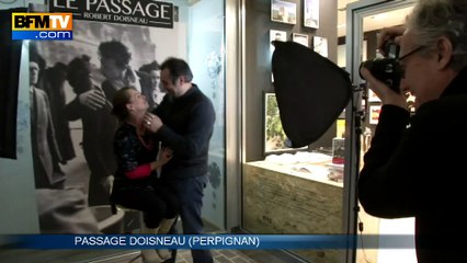 Saint-Valentin: des amoureux recréent le baiser de l'Hôtel de ville de Doisneau