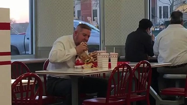 Il s'engouffre un fast-food façon sauvage... Il avait très faim