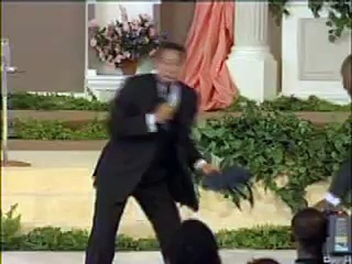 power in the name of jesus pt 9 by pastor chris oyakhilome. (Low)