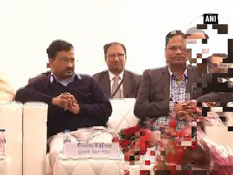 Kejriwal shown black flag in East Delhi by BJP workers