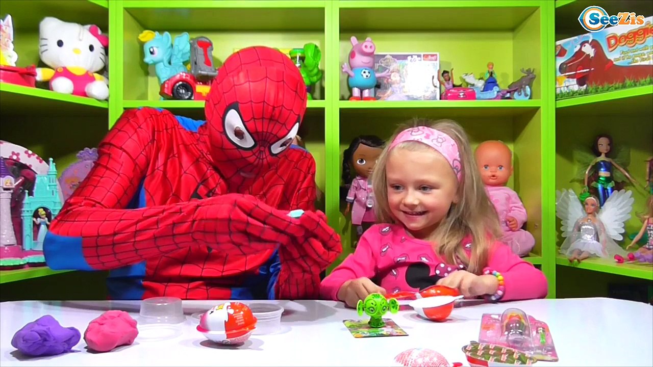 ✔ Spiderman. Ярослава открывает Киндер Сюрпризы...