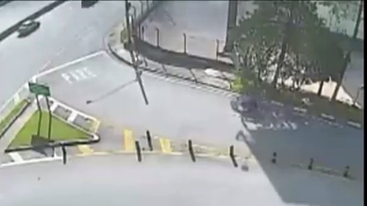 Two Robbers die in crash during Police chase