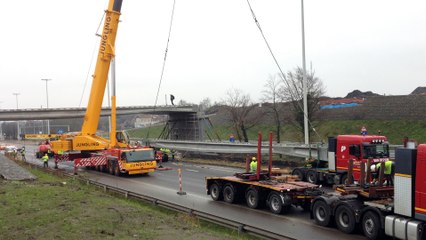 Pose du nouveau pont sur l'autoroute A602 pour le MontLégia à Liège