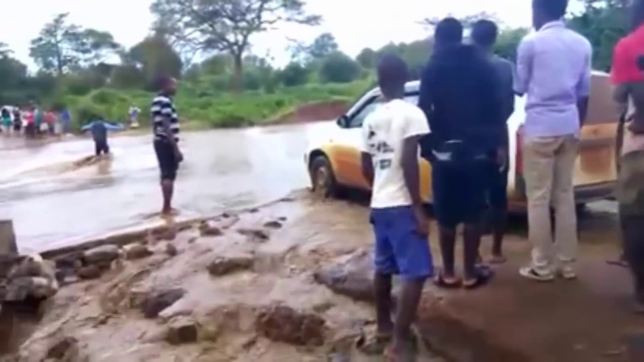 Conducteur débile VS pont inondé... Adieu