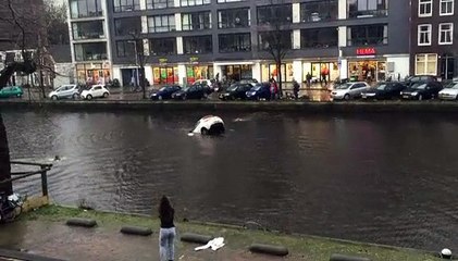 Une mère et son bébé sauvés de la noyade par quatre passants à Amsterdam
