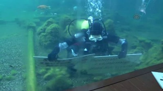 Balık Adam In Getirdiği Mesajla Evlenme Teklifi