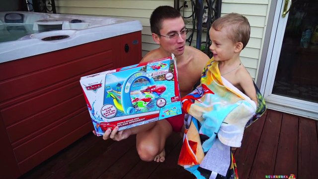 Распаковываем Детский Набор с Мультфильма Тачки – Гонки Игры Водными Машинками Дисней Маквин Максим