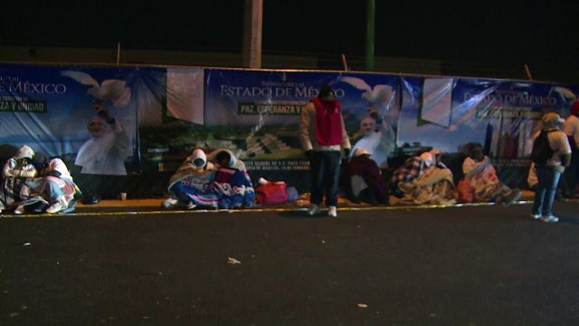 Miles de creyentes esperan por el papa en Ecatepec