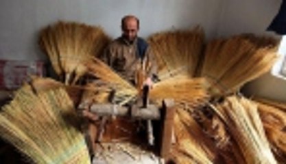 Dede mesleği süpürge yapımından vazgeçmiyorlar