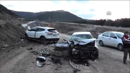 İznik'te İki Otomobil Çarpıştı: 1 Ölü, 4 Yaralı